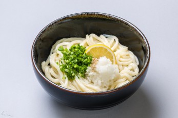 <span class="orangebld">しょうゆうどん</span><br /> 冷やした麺にくうかい特製だし醤油をさらっとかけただけのシンプルなうどん。<br />  麺本来の味を楽しみたい方やのど越しを楽しむ暑い夏にはもってこいのおすすめメニューです。<br /><br />