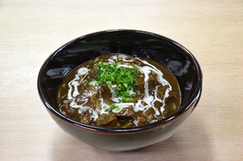 <span class="orangebld">カレーうどん</span><br />角切りの牛肉がごろごろと入った欧風の特製カレーうどん。本店でも真っ先に売り切れるメニューでトッピングにはねぎと生クリームを添えます。 担当職員いち押しはカレーライス！これでご飯にあわないわけがありません！！<br /><br /><br />