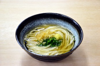 <span class="orangebld">かけうどん</span><br />あたたかいうどんに、あたたかいくうかい特製かけだしをかけて食べる『あつあつ』がオーソドックス。 もちろんつめたいうどんにあたたかいかけだしをかけて食べる『ひやあつ』、つめたいかけだしをかけて食べる『ひやひや』も選べます。 天ぷらをトッピングすれば天ぷらうどん、肉をトッピングすれば肉うどんになります。