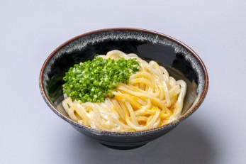 <span class="orangebld">釜玉うどん</span><br />あつあつの麺にたまごを絡ませて、とろたまの半熟たまごになったところに、くうかい特製だし醤油をかけて食べるまろやかなうどん。<br />たまご本来のうまみも引き出す特製だし醤油との相性は抜群です。