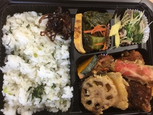 <span class="orangebld">〜陽だまりランチ弁当 〜</span><br />お持ち帰り派のお客様に大人気の、日替わりの陽だまりランチ弁当です。